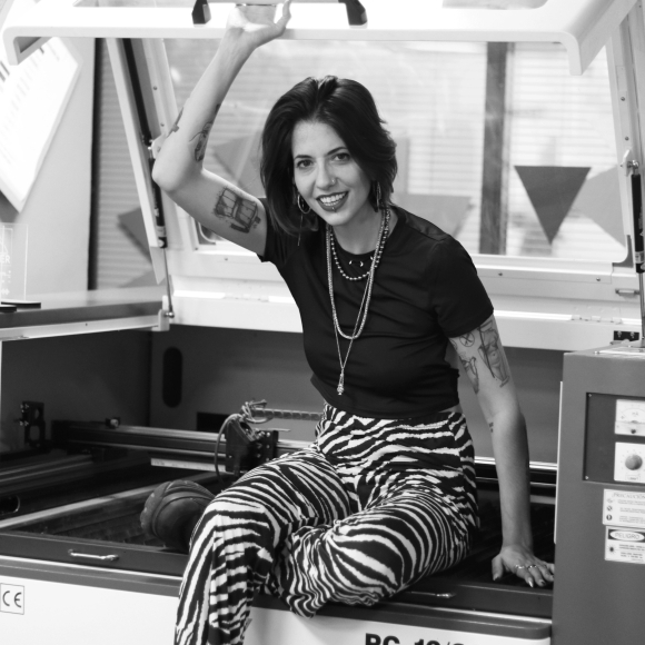 Fotografía de Martta Joan, sentado dentro de una cortadora láser.