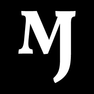 Isotipo en tipografía Vollkorn, blanco sobre negro, con las iniciales superpuestas M y J.